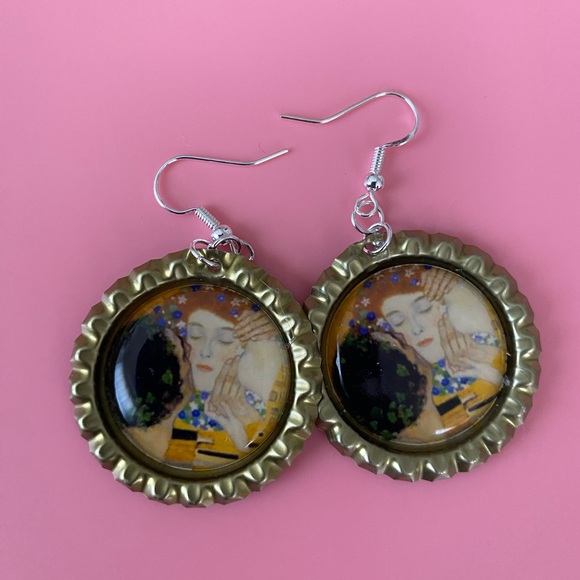 Gustav Klimt the Kiss Handmade bottle cap earrings. - Picture 5 of 8